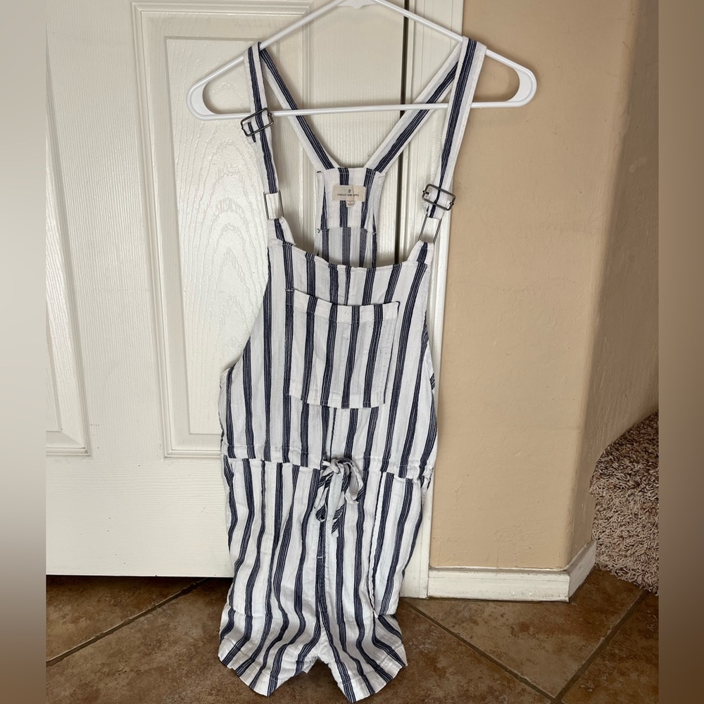 Large but I would say fits like a small. Blue and white romper